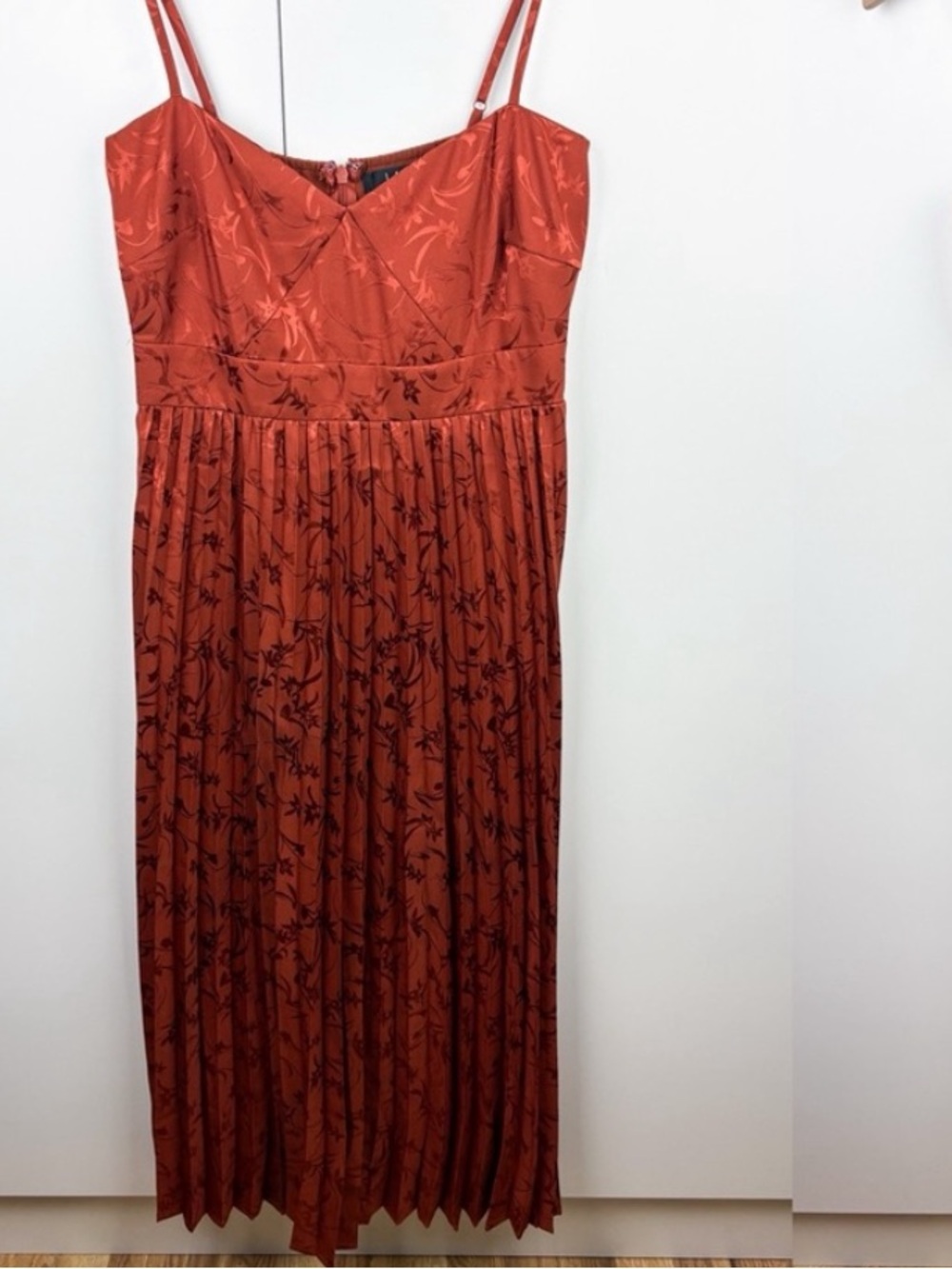 Lulu’s Regal Romance rust floral jacquard pleated satin midi dress. Size M. - Picture 4 of 7